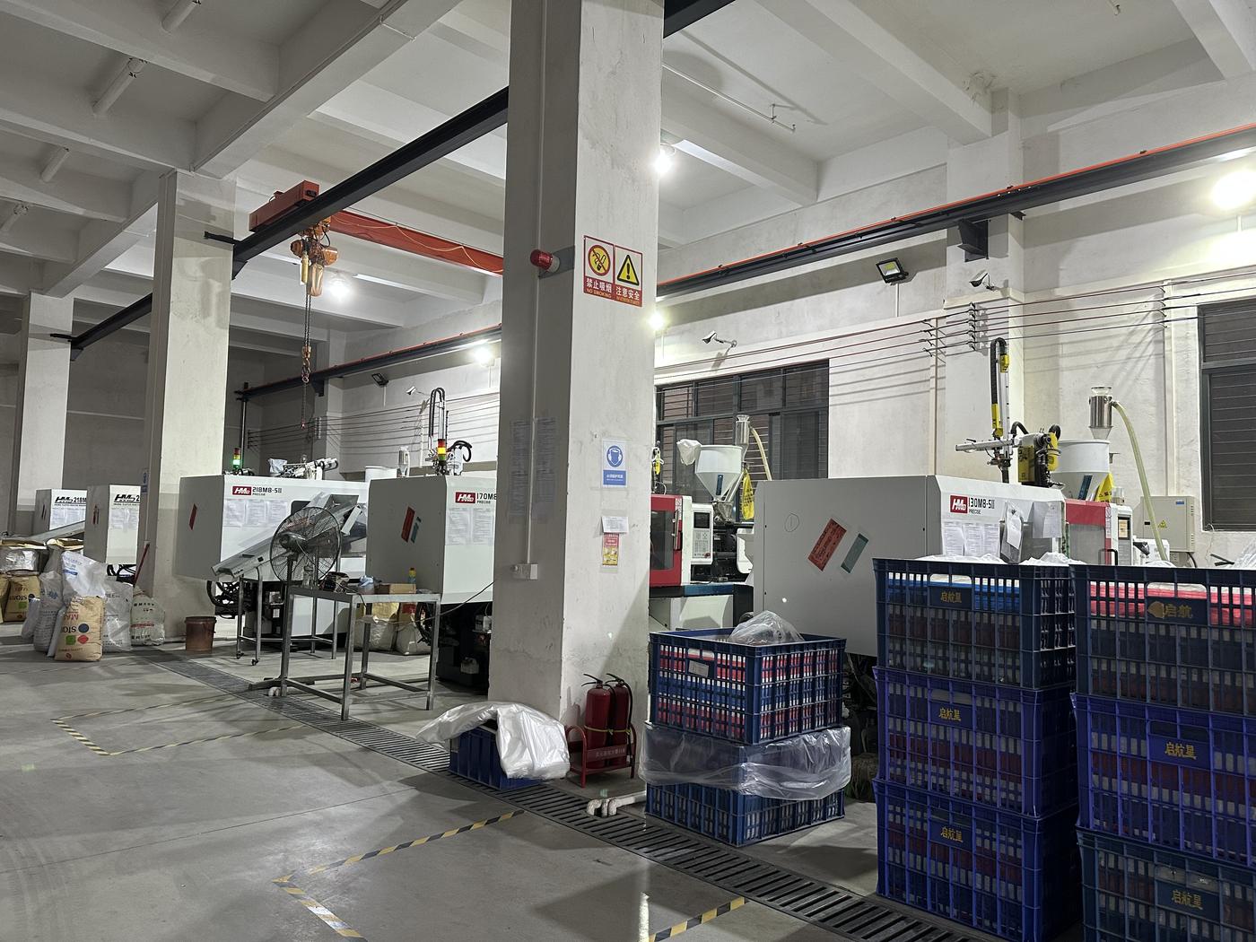 Injection-moulding equipment on a Chenghai production floor